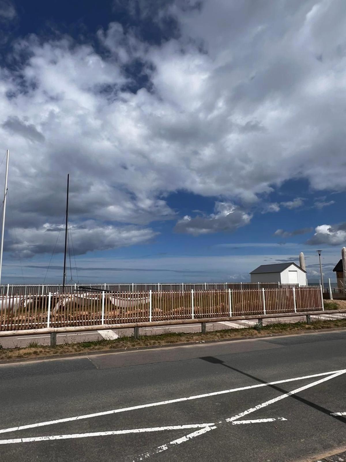 Un Coin Paisible En Front De Mer Vila Ouistreham Exterior foto